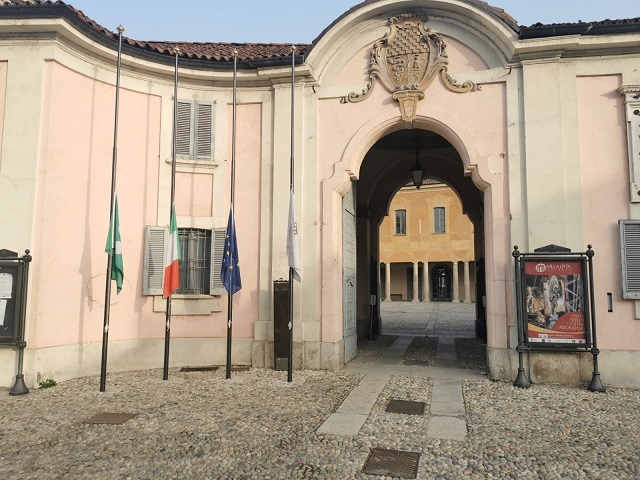 Bandiere a mezz’asta al Comune di Lainate per l'ambasciatore italiano in Congo, la sua scorta e l'autista